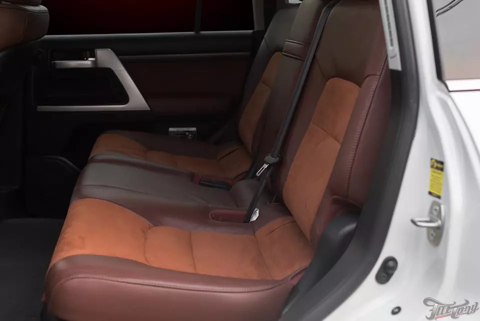 Toyota LC200. Замена центральных частей сидений на алькантару с нашей фирменной перфорацией, с целью сохранения функции обдува! Шумоизоляция дверей и окрас центральной консоли в рояльный лак!